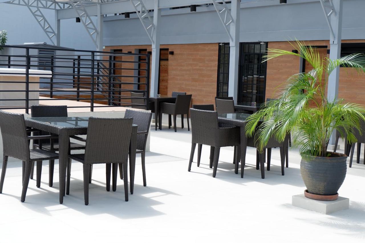 The Charter House Hotel Makati City Luaran gambar